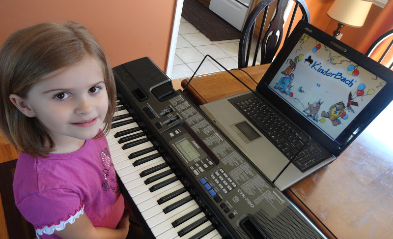 trẻ em học đàn organ qua internet